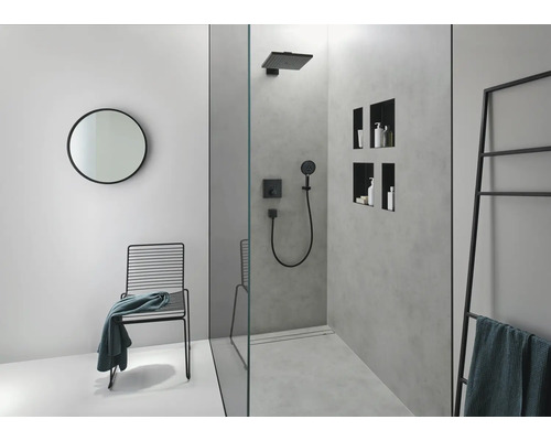 Salle de bain moderne avec douche à l''italienne, robinetterie noire et design minimaliste.