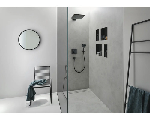 Salle de bain moderne avec douche, douchette, étagères de rangement, étagère échelle et miroir rond