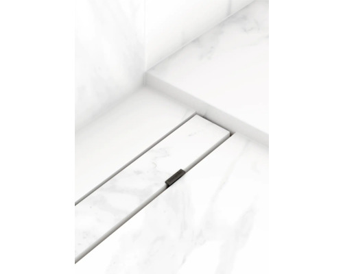 Gros plan d''un caniveau de douche avec le logo Hansgrohe dans une salle de bains moderne