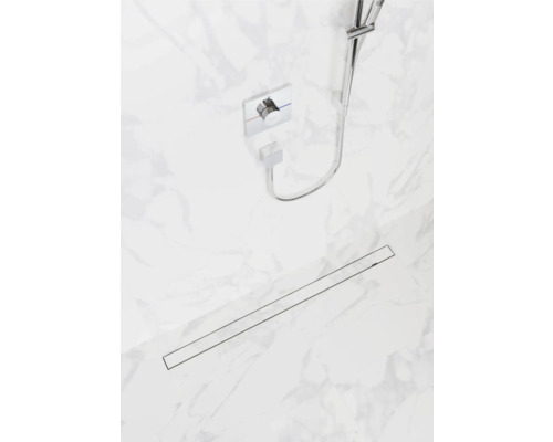Salle de bain avec robinetterie de douche et drain de plancher