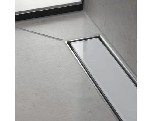 Badezimmer mit Bodenablauf mit Glasabdeckung