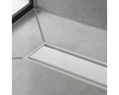 Gros plan d''un siphon de douche dans une salle de bains