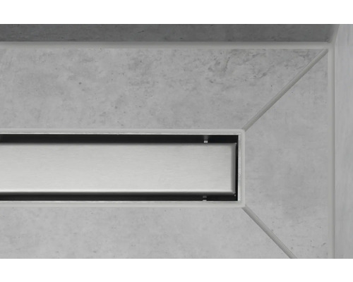 Detailansicht einer Duschrinne mit Edelstahlabdeckung in einem Badezimmer