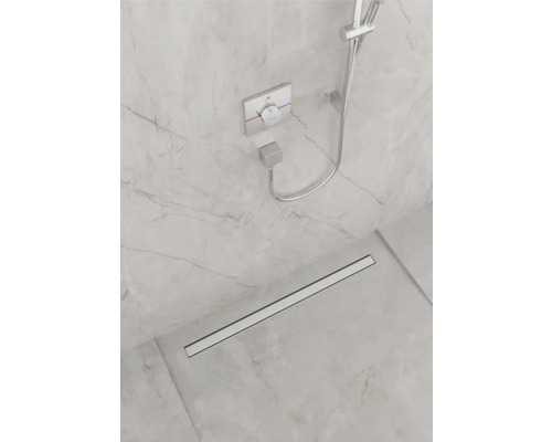 Badezimmer mit Dusche, Duscharmatur und Bodenablauf