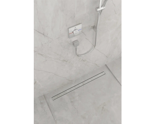 Badezimmer mit Duscharmatur, Duschkopf und Bodenablauf