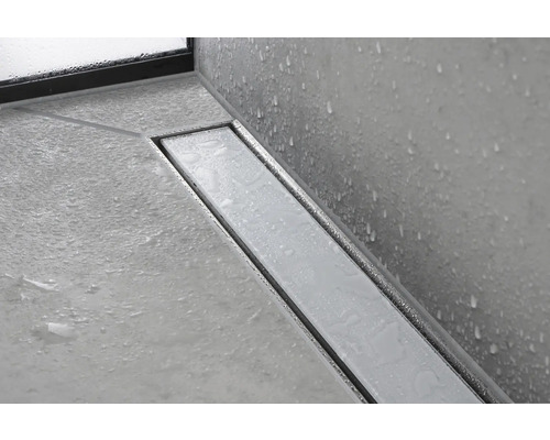 Bodenebene Dusche mit Duschrinne aus Metall