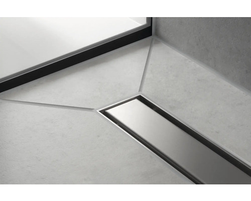 Caniveau de douche en acier inoxydable dans une salle de bains moderne