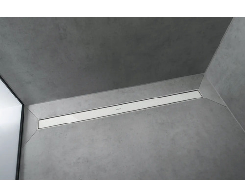 Eingebaute Duschrinne mit linearem Design in einem modern gestalteten Badezimmer