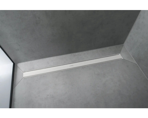 Eingebaute Duschrinne in einem modernen Badezimmer