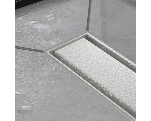 Duschrinneninstallation im Badezimmer mit Fliesen und Wasser