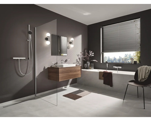 Salle de bain moderne avec douche, meuble-lavabo, baignoire et stores de fenêtre