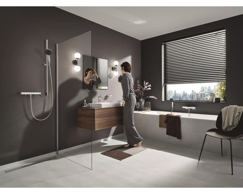 Salle de bains avec douche, lavabo, miroir, baignoire et fenêtre avec stores