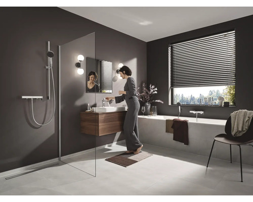 Salle de bain moderne avec douche, lavabo, baignoire et fenêtre