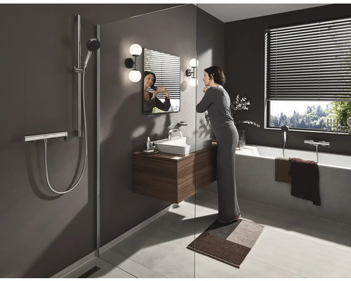 Salle de bain moderne avec douche, lavabo, miroir et baignoire