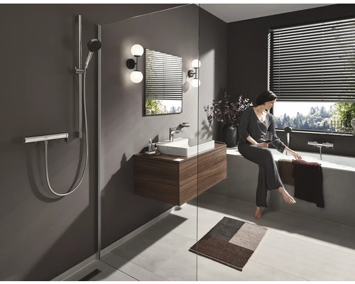 Salle de bains avec douche, meuble sous-lavabo, baignoire et femme