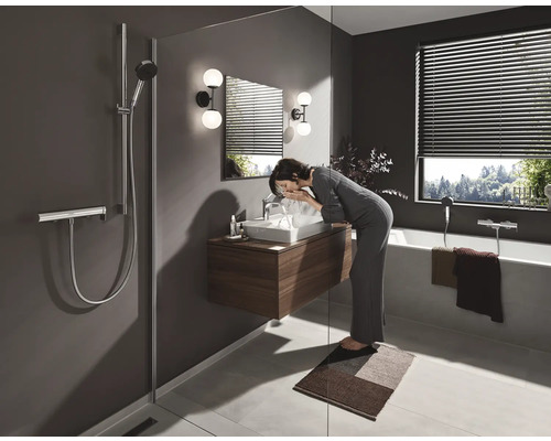 Salle de bain avec douche, lavabo, miroir, éclairage, baignoire et stores