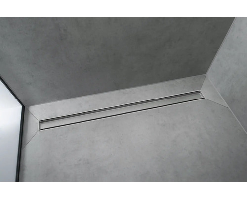 Caniveau de douche en acier inoxydable dans une salle de bain moderne