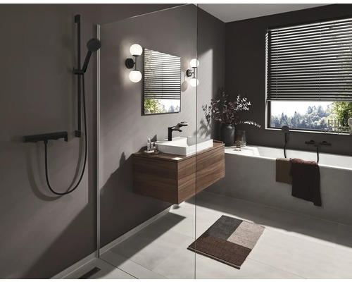 Salle de bain moderne avec douche, lavabo, miroir et baignoire.