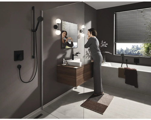 Salle de bains avec douche, lavabo, miroir, baignoire et stores pour une ambiance claire et organisée.