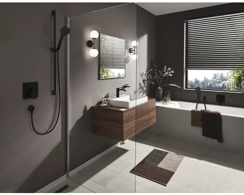 Salle de bain avec douche, lavabo, baignoire et fenêtre avec stores