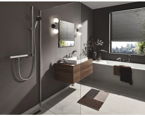 Salle de bain moderne avec douche, meuble sous-lavabo, baignoire et fenêtre avec stores