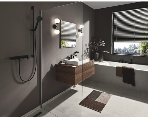 Salle de bains moderne avec douche, lavabo, baignoire et fenêtre avec stores