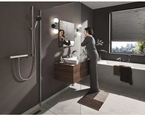 Salle de bains avec douche, lavabo, miroir, baignoire et fenêtre