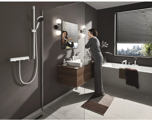 Salle de bain moderne avec douche, lavabo et baignoire