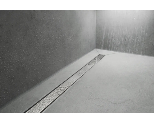 Salle de bains avec caniveau de douche en acier inoxydable et eau