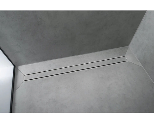 Douche à l''italienne avec caniveau d''évacuation dans la salle de bain.