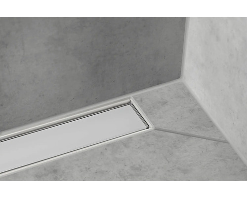 Detailaufnahme einer Duschrinne im Badezimmer