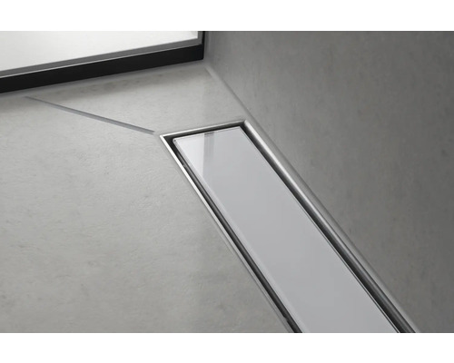 Eckansicht einer Duschrinne aus Edelstahl mit Glasabdeckung in einem modernen Badezimmer