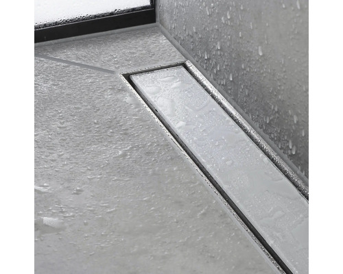 Bodenebene Dusche mit Entwässerungsrinne aus Edelstahl