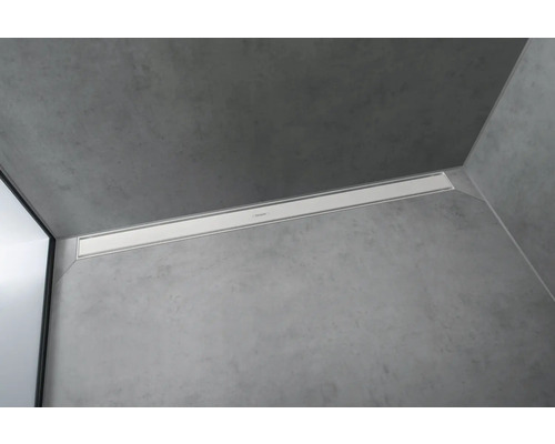 Badezimmer mit Wandablauf und grauen Wänden