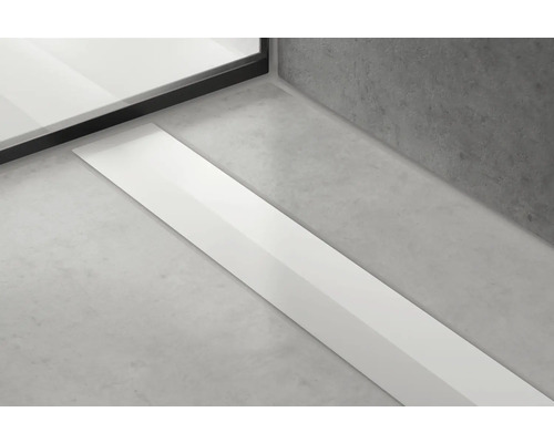 Salle de bain avec cabine de douche et caniveau d''évacuation