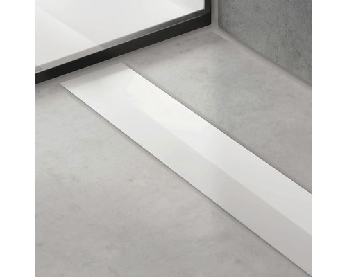 Gros plan d''un caniveau de douche dans une salle de bains.