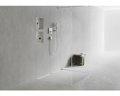 Salle de bain moderne avec douche, étagères et banc.