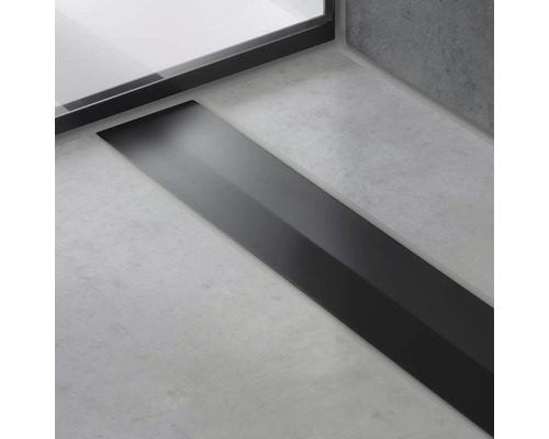 Badezimmer mit Duschrinne aus Metall