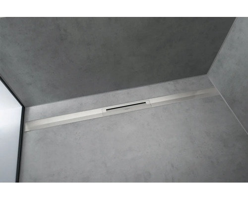 Detailaufnahme einer Duschrinne im Badezimmer.