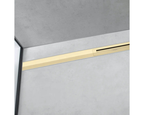 Goldfarbene Duschrinne an der Wand montiert