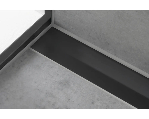 Detailaufnahme eines Duschbodens mit Duschrinne und Fliesen