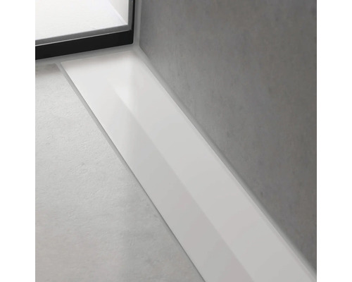 Detailaufnahme einer Duschrinne in einem Badezimmer.