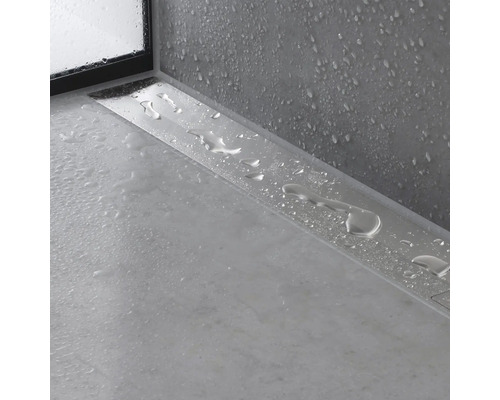 Detailaufnahme einer Duschrinne mit Wasser in einem Badezimmer