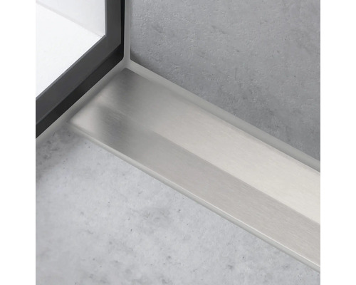 Detailaufnahme einer Edelstahlduschrinne im Badezimmer