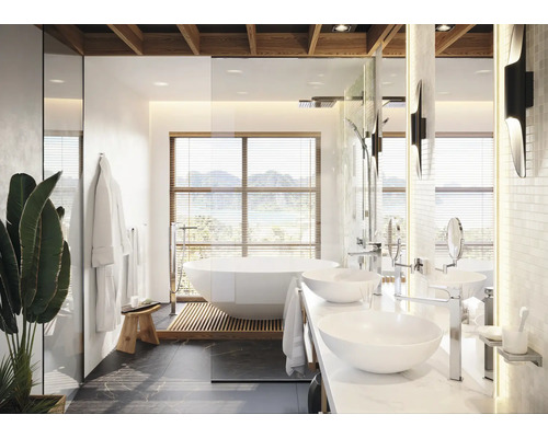 Helles Badezimmer mit freistehender Badewanne, Waschtischen und Holzelementen für ein modernes Design.