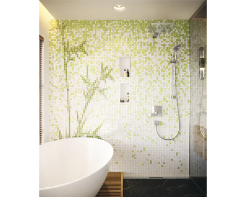 Badezimmer mit Mosaikwand, freistehender Badewanne und Dusche