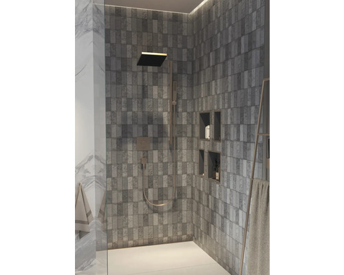 Modernes Badezimmer mit grauen Fliesen, Dusche und Ablagenischen