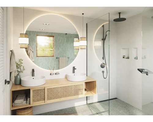 Badezimmer mit Waschtisch, Spiegel, Dusche und Beleuchtung