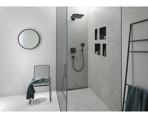 Modernes Badezimmer mit Dusche, Sitzgelegenheit und runden Spiegel