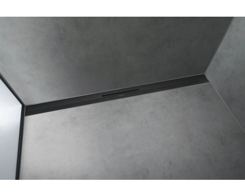 Betonwand mit Duschrinne und Hansgrohe Logo